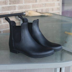 BLACK ANKLE COMFY HEELED RAIN BOOTS